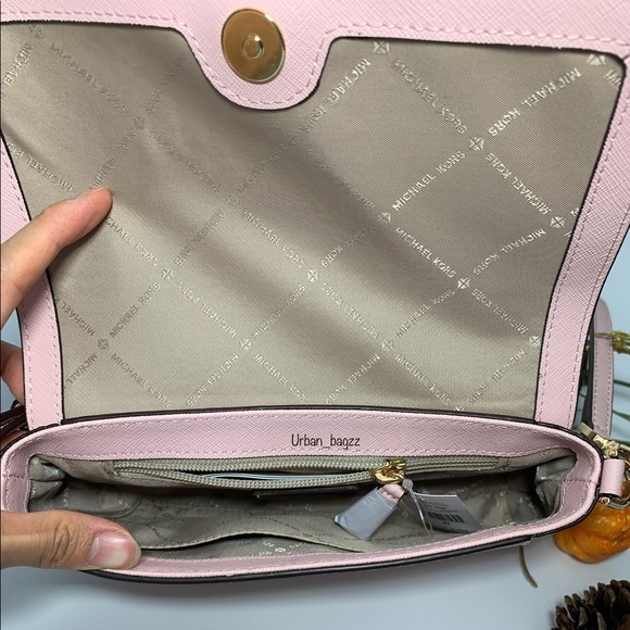 Michael Kors JS Item Med Convertible Pouchtte - Picture 8 of 8